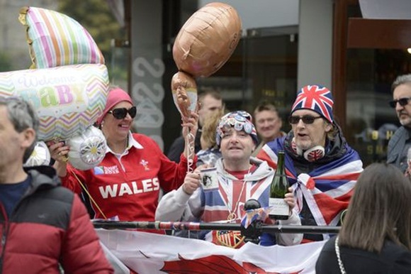 Hoàng tử Harry không giấu nổi niềm hạnh phúc, lần đầu xuất hiện sau khi Meghan sinh con, nói về tên em bé Sussex và thề sẽ làm mọi thứ vì con-4