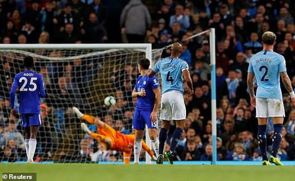 Kompany lập siêu phẩm đưa Man City tiến sát chức vô địch-2