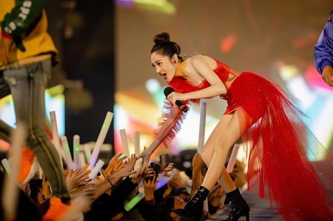 Bảo Anh nhiều lần gây thót tim với váy siêu ngắn-2