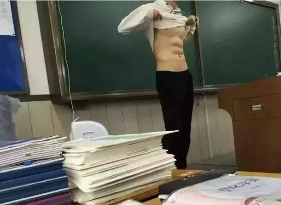 Thầy giáo vén áo khoe cơ bụng đốt mắt ngay trên bục giảng, lý lịch thật còn khiến chị em phát cuồng hơn-2