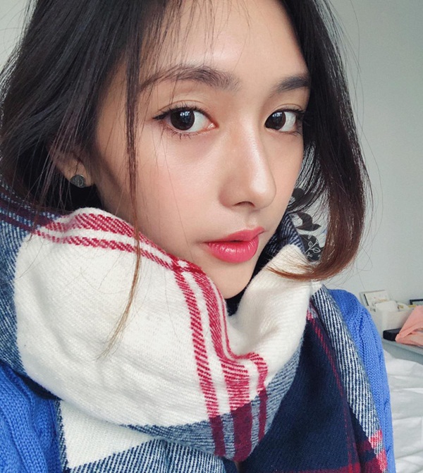 Bị chụp lén trên tàu điện ngầm vẫn thần thái hơn người nhưng danh tính cô nàng mới thực sự gây choáng-2