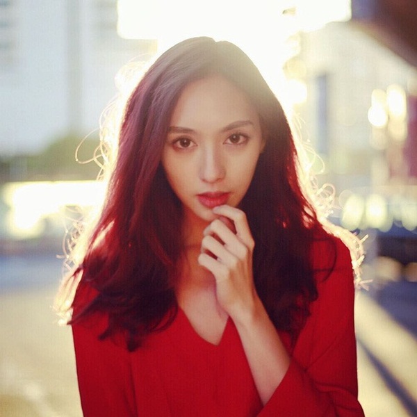 Bị chụp lén trên tàu điện ngầm vẫn thần thái hơn người nhưng danh tính cô nàng mới thực sự gây choáng-3