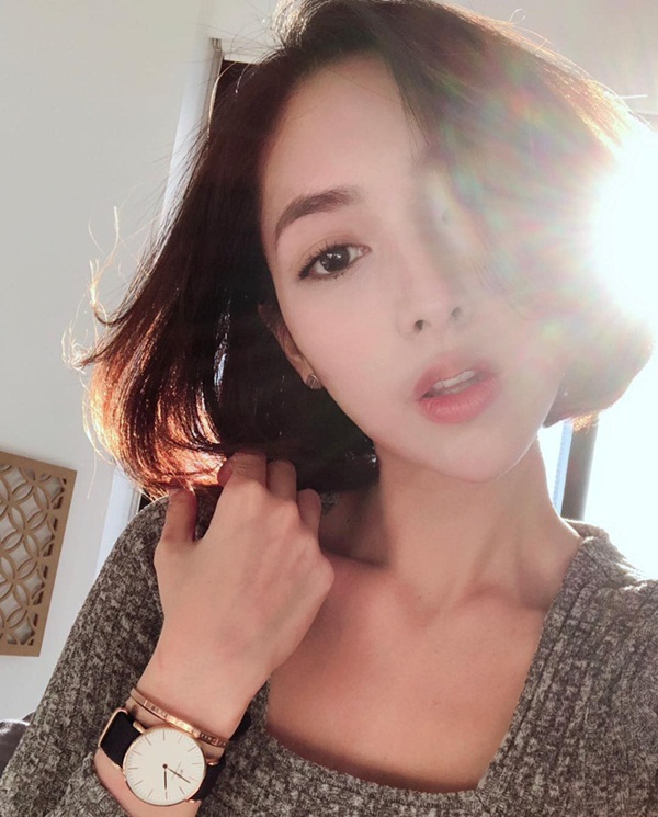 Bị chụp lén trên tàu điện ngầm vẫn thần thái hơn người nhưng danh tính cô nàng mới thực sự gây choáng-10