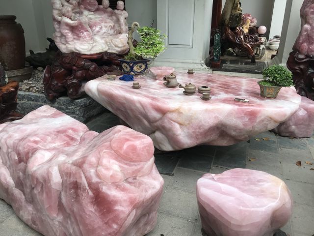 Bộ bàn ghế đá thạch anh hồng nặng 6 tấn, đại gia chi 2 tỷ để chơi-1