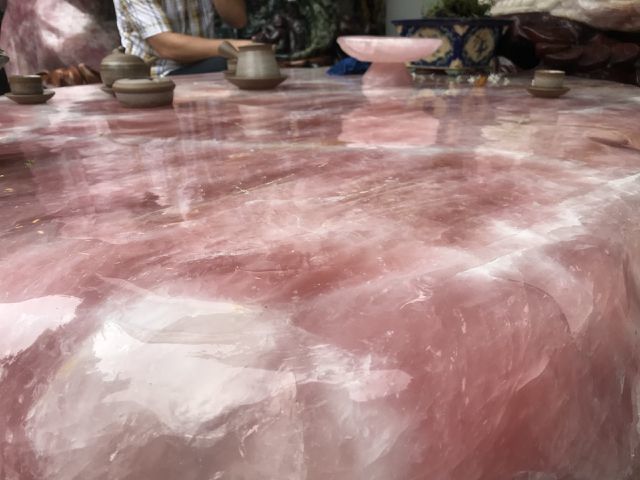 Bộ bàn ghế đá thạch anh hồng nặng 6 tấn, đại gia chi 2 tỷ để chơi-2