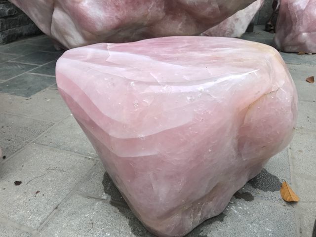 Bộ bàn ghế đá thạch anh hồng nặng 6 tấn, đại gia chi 2 tỷ để chơi-3