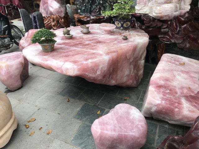Bộ bàn ghế đá thạch anh hồng nặng 6 tấn, đại gia chi 2 tỷ để chơi-6