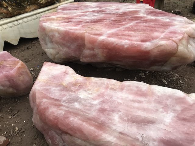 Bộ bàn ghế đá thạch anh hồng nặng 6 tấn, đại gia chi 2 tỷ để chơi-9