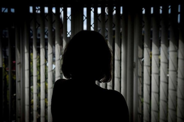 Bà mẹ trốn trong phòng tắm suốt 9 năm vì sợ con trai 12 tuổi đánh đập và lời kêu cứu chữa trị cho tình trạng của đứa trẻ-1