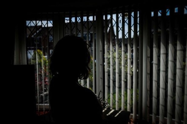 Bà mẹ trốn trong phòng tắm suốt 9 năm vì sợ con trai 12 tuổi đánh đập và lời kêu cứu chữa trị cho tình trạng của đứa trẻ-2