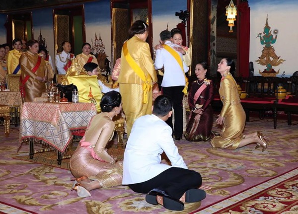 Lễ đăng cơ hé lộ mối quan hệ trong hoàng tộc Thái Lan-3