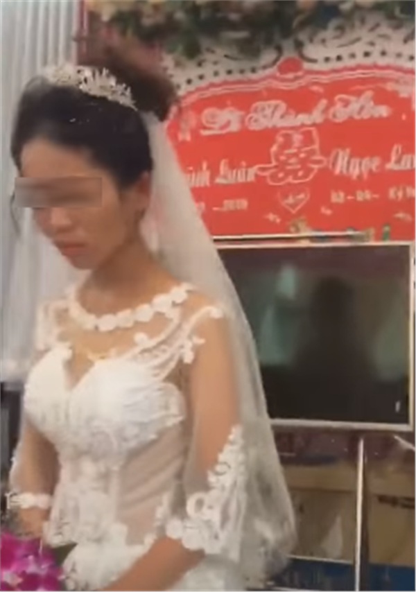Thái độ ‘bánh bao hấp nước của cô dâu trong lễ cưới gây tranh cãi: Trả hàng về nơi sản xuất gấp!-4