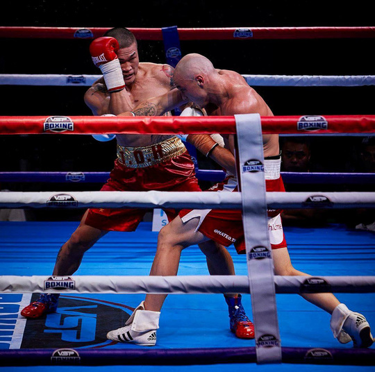 Lùm xùm quanh trận đấu giữa võ sư Flores và nam vương boxing Việt-2