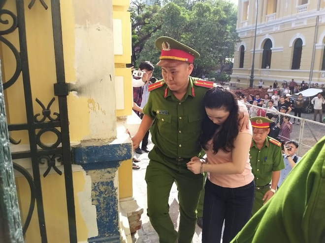 Cận cảnh sự bình thản của ông trùm Văn Kính Dương và hotgirl Ngọc miu tại tòa-2