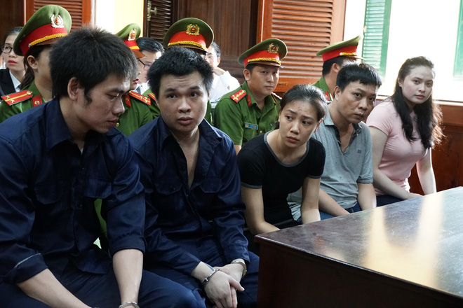 Cận cảnh sự bình thản của ông trùm Văn Kính Dương và hotgirl Ngọc miu tại tòa-3