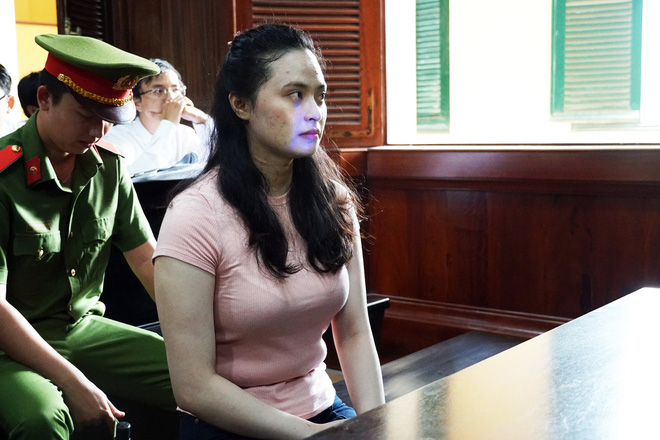 Cận cảnh sự bình thản của ông trùm Văn Kính Dương và hotgirl Ngọc miu tại tòa-4