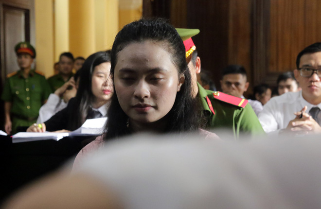 Cận cảnh sự bình thản của ông trùm Văn Kính Dương và hotgirl Ngọc miu tại tòa-9