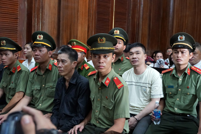 Cận cảnh sự bình thản của ông trùm Văn Kính Dương và hotgirl Ngọc miu tại tòa-11