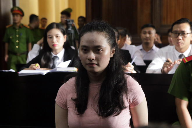 Cận cảnh sự bình thản của ông trùm Văn Kính Dương và hotgirl Ngọc miu tại tòa-7