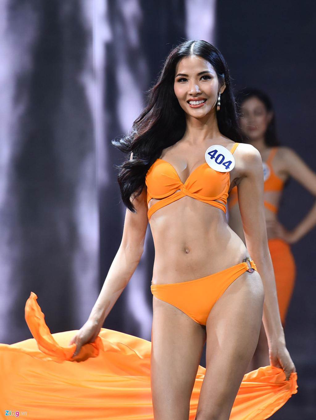 Hoàng Thùy - chân dài khẳng khiu thay đổi ngoạn mục sau 8 năm-10