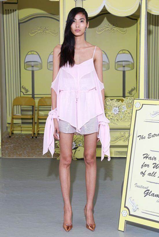 Hoàng Thùy - chân dài khẳng khiu thay đổi ngoạn mục sau 8 năm-6