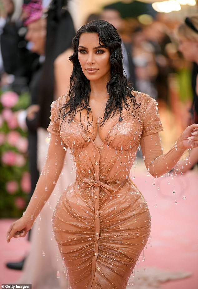 O ép vòng 1 như muốn nổ tung là thế nào? Hãy nhìn bộ cánh mới nhất của Kim Kardashian thì bạn sẽ rõ-2