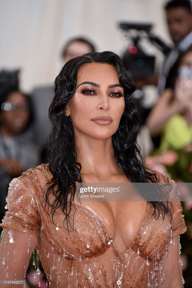 O ép vòng 1 như muốn nổ tung là thế nào? Hãy nhìn bộ cánh mới nhất của Kim Kardashian thì bạn sẽ rõ-4