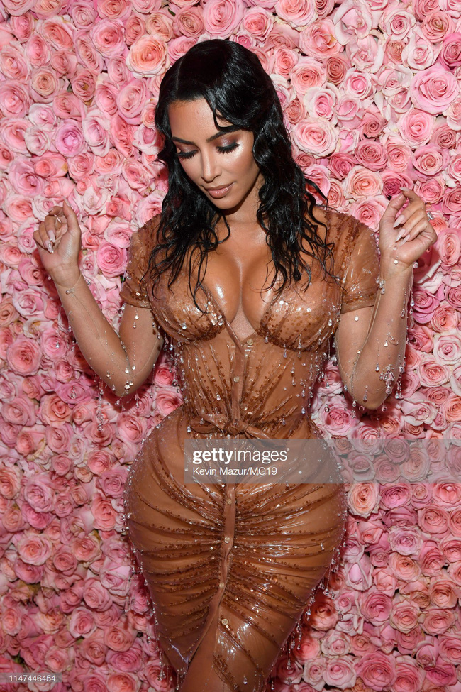 O ép vòng 1 như muốn nổ tung là thế nào? Hãy nhìn bộ cánh mới nhất của Kim Kardashian thì bạn sẽ rõ-5