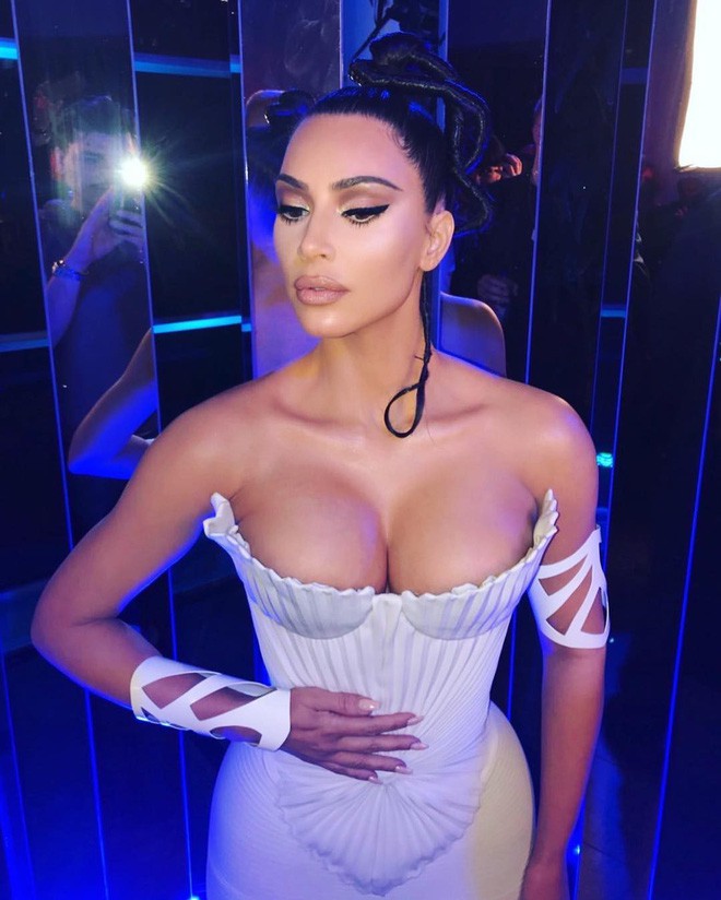 O ép vòng 1 như muốn nổ tung là thế nào? Hãy nhìn bộ cánh mới nhất của Kim Kardashian thì bạn sẽ rõ-7
