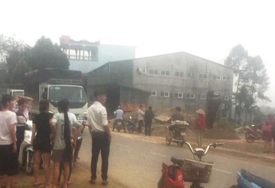 Xúc cát đi bán, tá hỏa thấy người đàn ông ôm gối chết trong đống cát-1