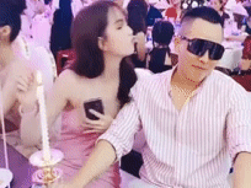 Ngọc Trinh bước xuống từ siêu xe, Vũ Khắc Tiệp quỳ gối giữa đường chờ cõng-5