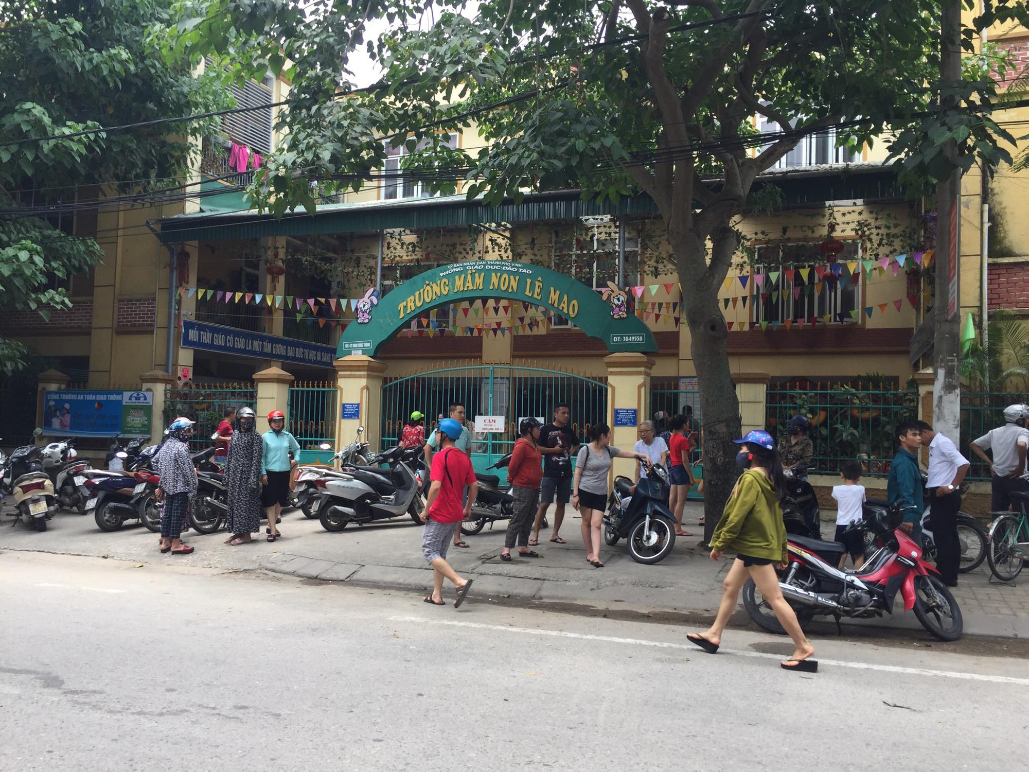 Chập cháy trường mầm non, hàng trăm trẻ phải sơ tán-1