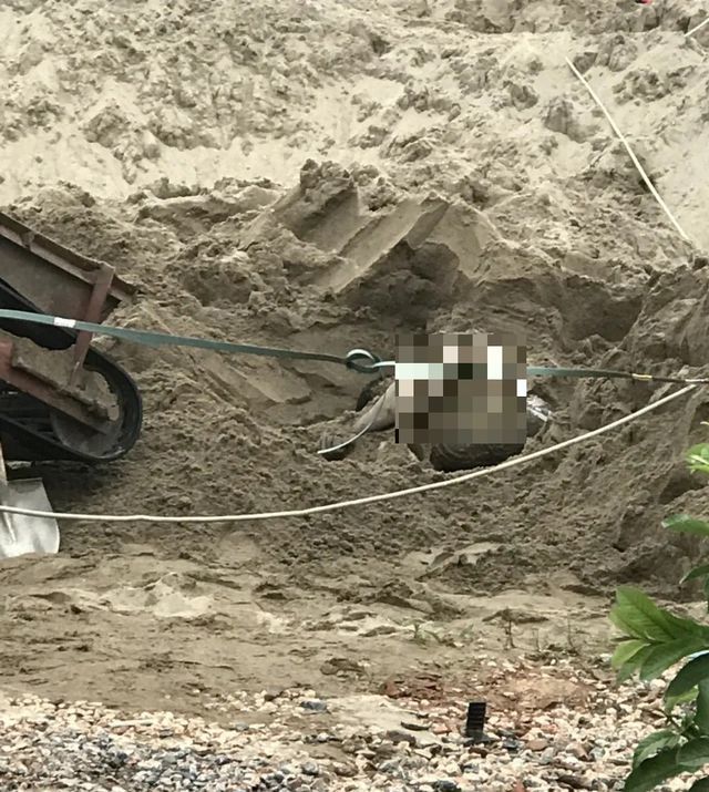 Xác định nguyên nhân tài xế xe ben chết vùi trong đống cát ở Hòa Bình-1