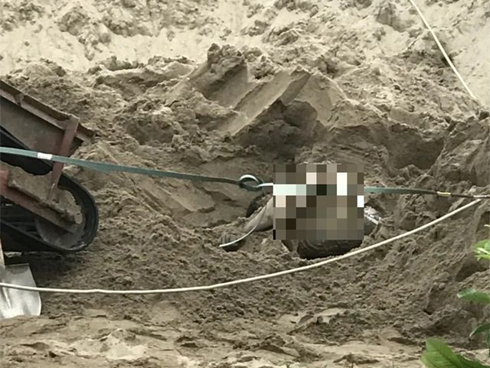 Tài xế rơi khỏi thùng xe ben, bị cát vùi lấp đến tử vong-1