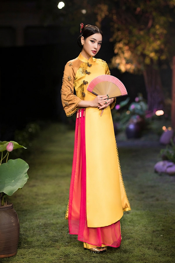 Hết gợi cảm, Phương Trinh Jolie thả dáng cùng áo dài hoa dịu dàng-2