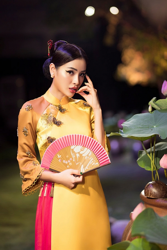 Hết gợi cảm, Phương Trinh Jolie thả dáng cùng áo dài hoa dịu dàng-3