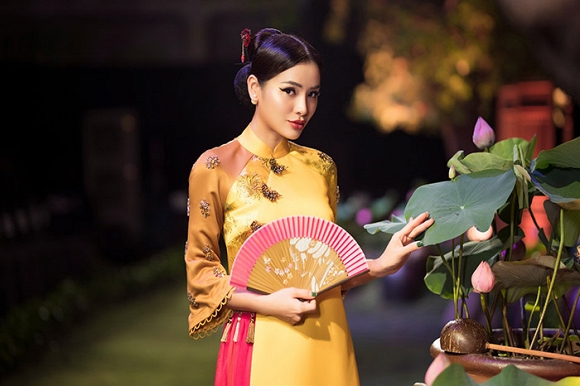 Hết gợi cảm, Phương Trinh Jolie thả dáng cùng áo dài hoa dịu dàng-4