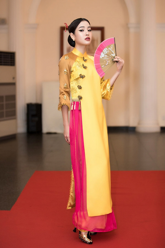 Hết gợi cảm, Phương Trinh Jolie thả dáng cùng áo dài hoa dịu dàng-6