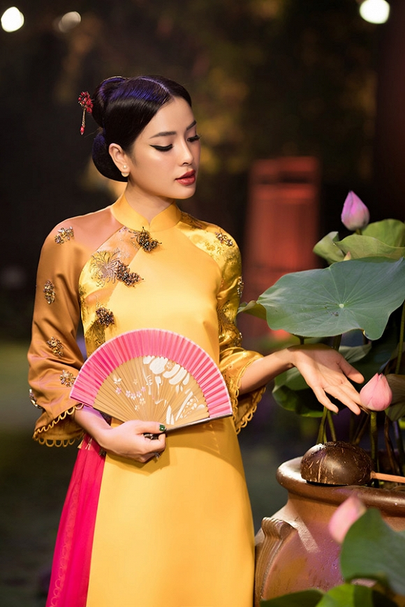 Hết gợi cảm, Phương Trinh Jolie thả dáng cùng áo dài hoa dịu dàng-9