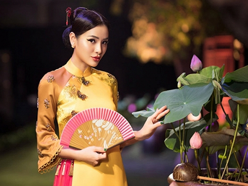 Diện áo dài mỏng manh lộ rõ nội y bên trong, nhóm nữ sinh gây phẫn nộ MXH-11