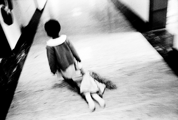 Loạt hình ám ảnh về những đứa trẻ từng bị lạm dụng tình dục-1