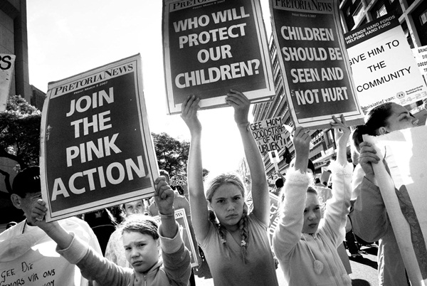 Loạt hình ám ảnh về những đứa trẻ từng bị lạm dụng tình dục-11