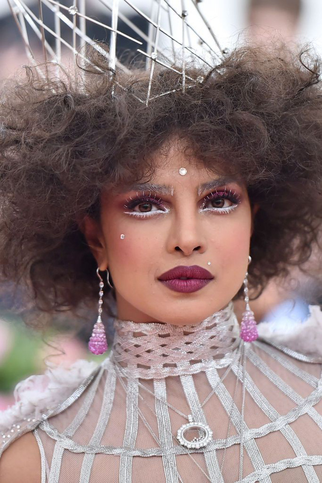 Những màn tô son điểm phấn ấn tượng nhất tại Met Gala 2019: Tất cả đều mãn nhãn như những tác phẩm nghệ thuật-3