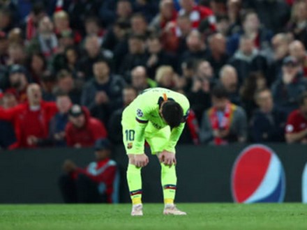 Nhói lòng khoảnh khắc Messi cúi đầu trước niềm vui sướng của hàng vạn fan Liverpool
