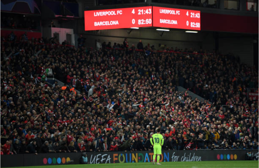 Nhói lòng khoảnh khắc Messi cúi đầu trước niềm vui sướng của hàng vạn fan Liverpool-1