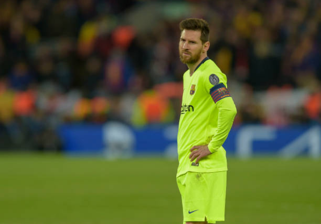 Nhói lòng khoảnh khắc Messi cúi đầu trước niềm vui sướng của hàng vạn fan Liverpool-5