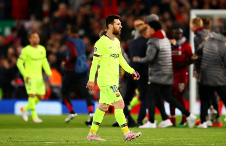 Nhói lòng khoảnh khắc Messi cúi đầu trước niềm vui sướng của hàng vạn fan Liverpool-7