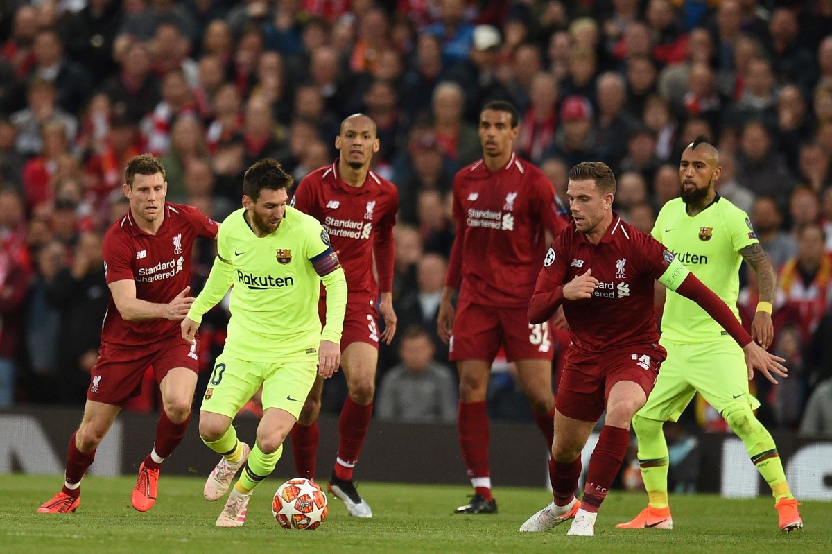 Nhói lòng khoảnh khắc Messi cúi đầu trước niềm vui sướng của hàng vạn fan Liverpool-8