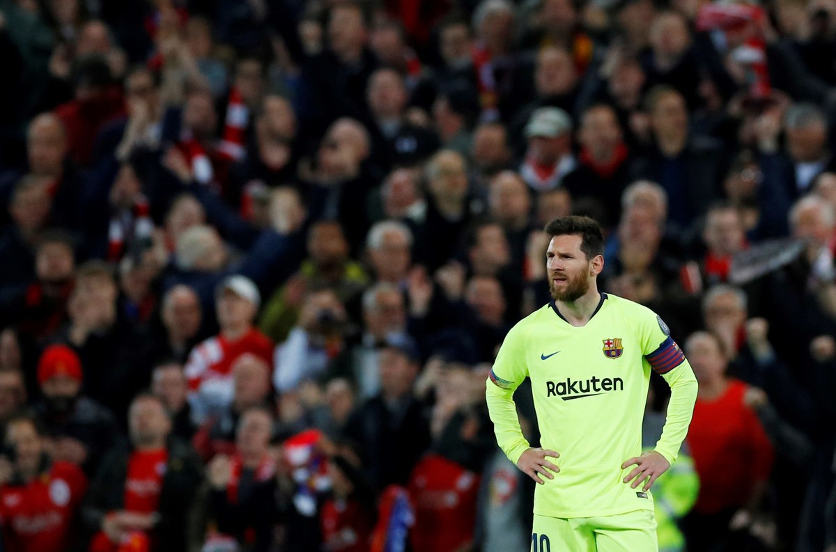 Nhói lòng khoảnh khắc Messi cúi đầu trước niềm vui sướng của hàng vạn fan Liverpool-2