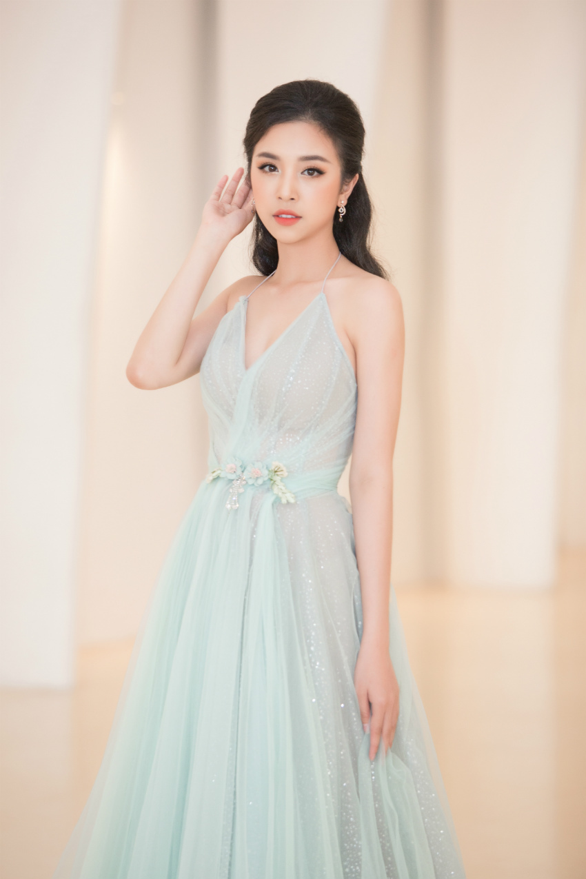 Tiểu Vy ngồi ghế giám khảo chấm Hoa hậu doanh nhân khi mới 19 tuổi-5